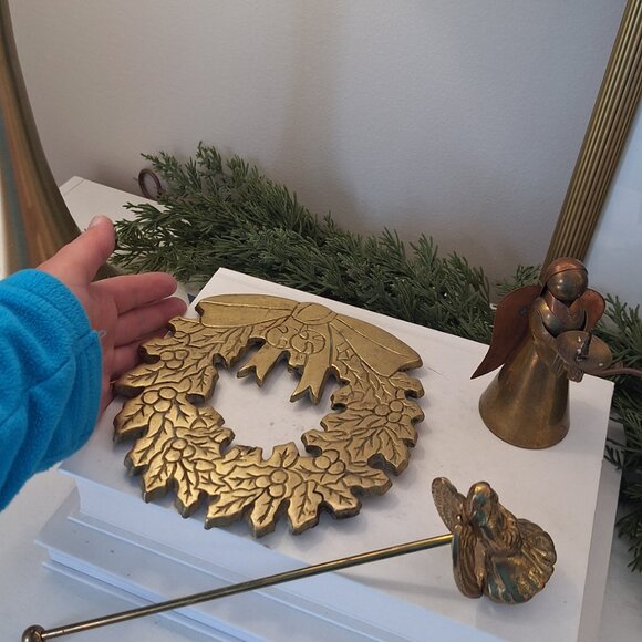 Vintage brass angel candle holder & snuffer , wreath trivet Christmas - Picture 4 of 5